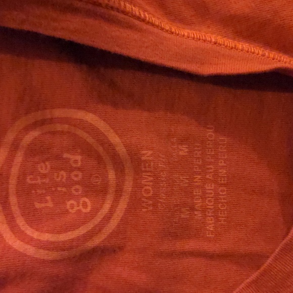 Life is Good Woman's Size Medium Peace Sign Red Short Sleeve Tee Shirt - Picture 3 of 6